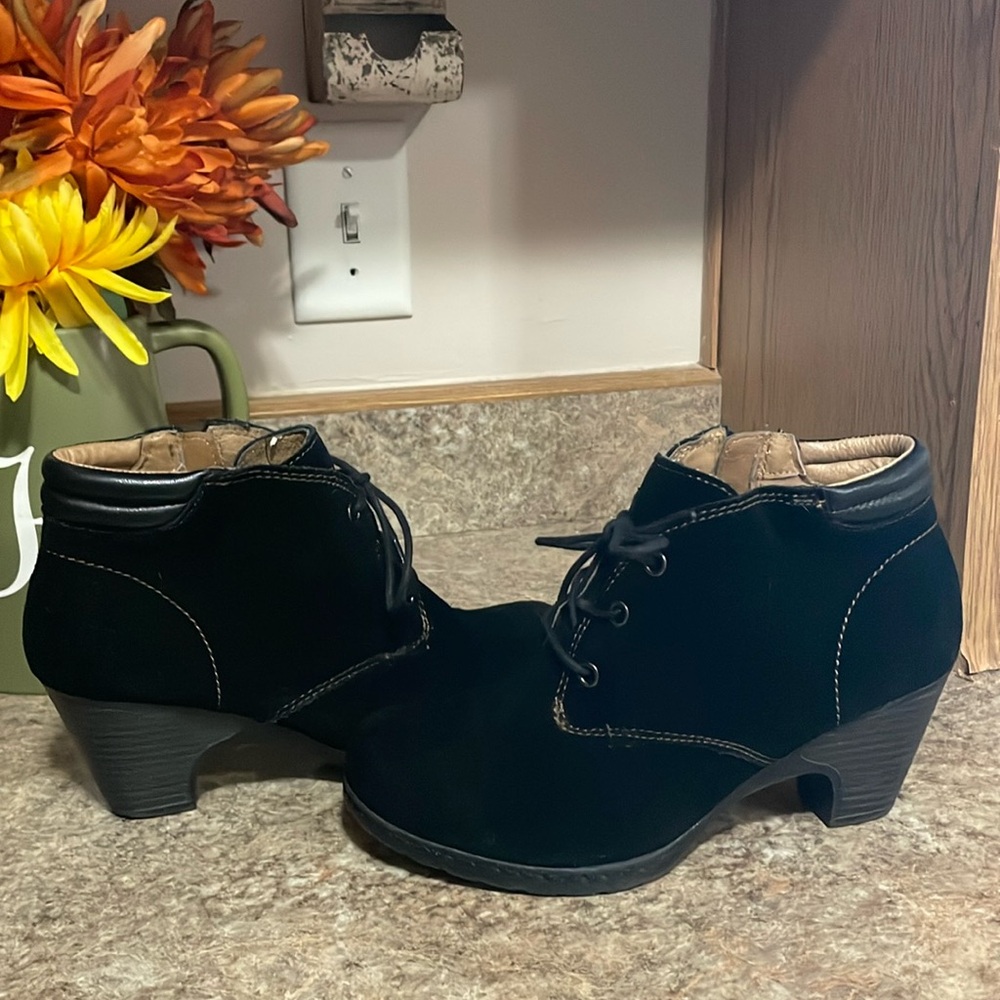 Black,zip on the side,lace up the front leather boots!